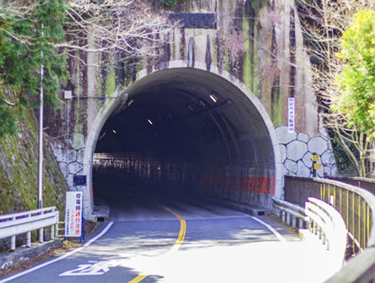 老朽化しているトンネルの画像